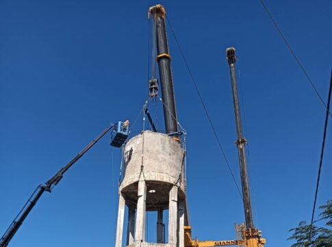 Άρχισε η καθαίρεση του παλιού υδατόπυργου στην Πτελοπούλα (ΦΩΤΟ)