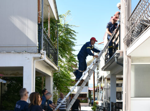 Επιχείρηση απεγκλωβισμού άνδρα που έπεσε από στέγη στις Καμινάδες (ΦΩΤΟ & ΒΙΝΤΕΟ)