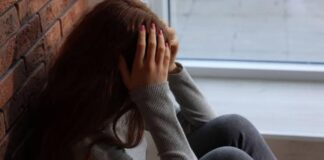 Οκτώ ανήλικα παιδιά επιτέθηκαν στην 13χρονη στη Θεσσαλονίκη, την παρέσυραν σε γήπεδο και τραβούσαν βίντεο όσο τη χτυπούσαν