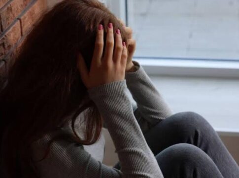 Οκτώ ανήλικα παιδιά επιτέθηκαν στην 13χρονη στη Θεσσαλονίκη, την παρέσυραν σε γήπεδο και τραβούσαν βίντεο όσο τη χτυπούσαν