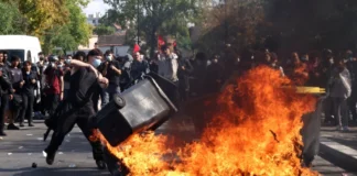 Σχεδόν 2.000 προσαγωγές και 305 τραυματίες αστυνομικοί στις βίαιες μαθητικές κινητοποιήσεις στη Γαλλία