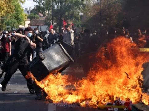 Σχεδόν 2.000 προσαγωγές και 305 τραυματίες αστυνομικοί στις βίαιες μαθητικές κινητοποιήσεις στη Γαλλία