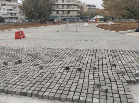 Τοποθετούνται οι κυβόλιθοι γρανίτη