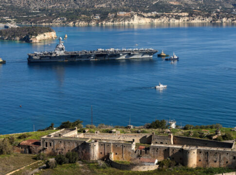 Συνελήφθη 37χρονη Αμερικανίδα να φωτογραφίζει στρατιωτικές εγκαταστάσεις στη Σούδα