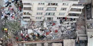 Κατέρρευσαν τρεις όροφοι πολυκατοικίας σε γειτονιά της Κωνσταντινούπολης, αγωνία για εγκλωβισμένους