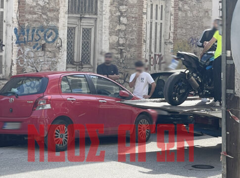 Σύγκρουση ΙΧ με μηχανή στο κέντρο της Καρδίτσας